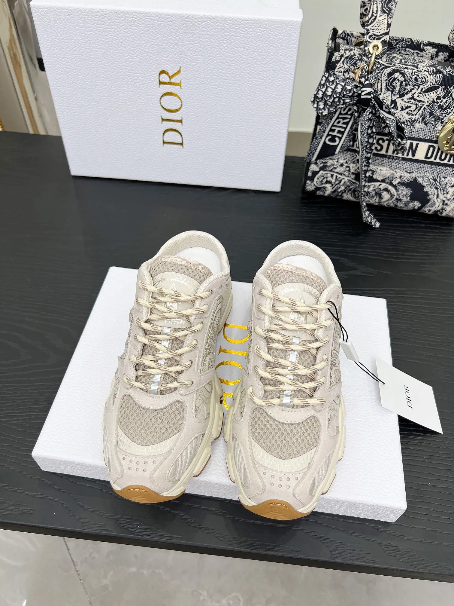 p560🐮🐮This Dior Chrono sports half slipper reinterprets running shoes with Dior's haute couture style. Gray mesh fabric is paired with tonal suede calfskin panels, the CD logo on the side, the star patch on the tongue and the Dior logo on the heel, all in classic fine detail. Featuring two-tone laces and a lightweight sole with star graphics, they can be worn year-round. Size: Women’s size 35-41 (35/42 can be customized) Men’s size 40-46 (men’s version is being printed) Color: 12 colors available